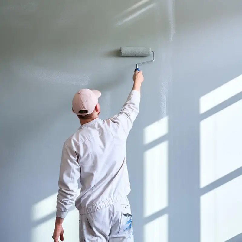 Application d'un enduit décoratif texturé sur un mur de cuisine